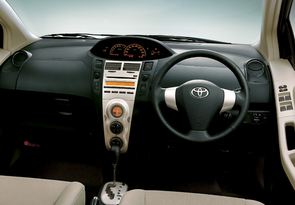 Photos of Toyota Vitz ILL 2005–07