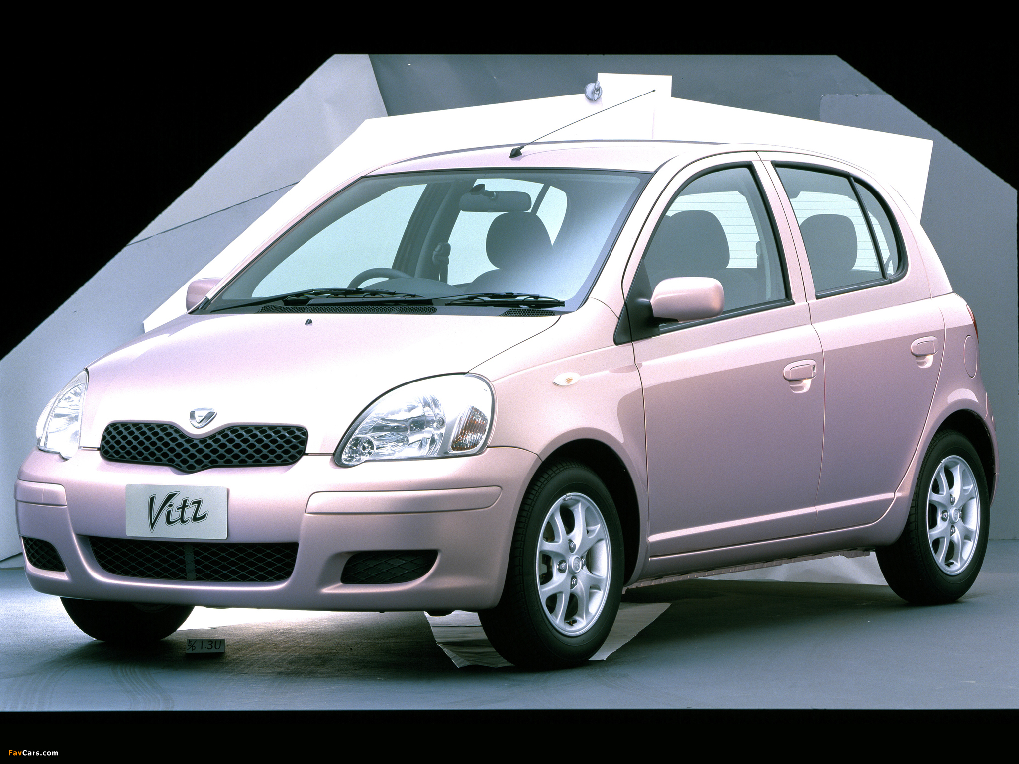 Toyota Vitz 5-door 2001–05 wallpapers (2048 x 1536)