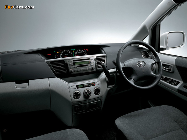 Photos of Toyota Voxy 2001–07 (640 x 480)