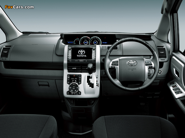 Photos of Toyota Voxy 2010 (640 x 480)