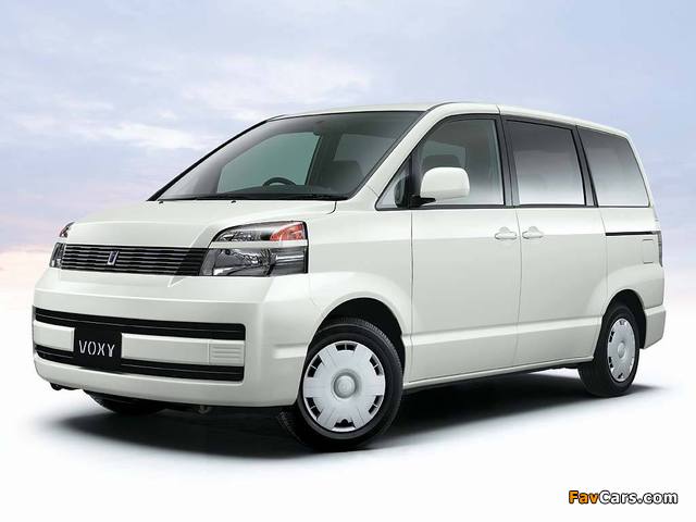 Pictures of Toyota Voxy 2001–07 (640 x 480)