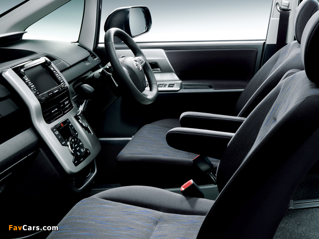Pictures of Toyota Voxy ZS 2010 (640 x 480)