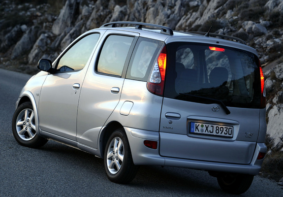 Images of Toyota Yaris Verso 2003–06