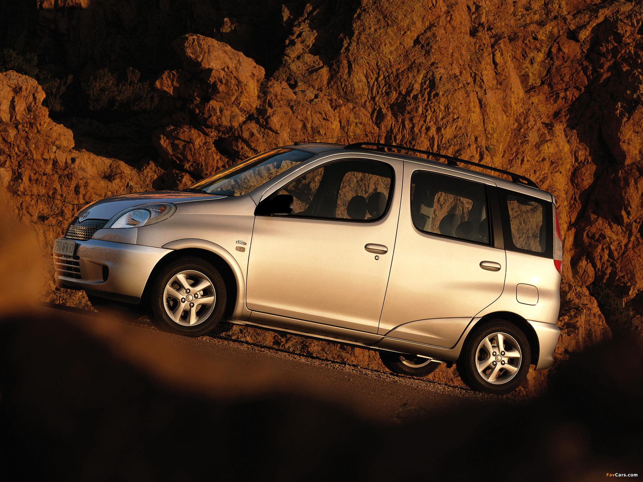 Photos of Toyota Yaris Verso 1999–2003 (2048 x 1536)