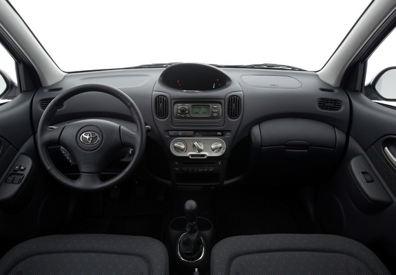 Pictures of Toyota Yaris Verso 2003–06