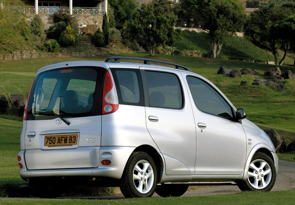 Toyota Yaris Verso 1999–2003 pictures
