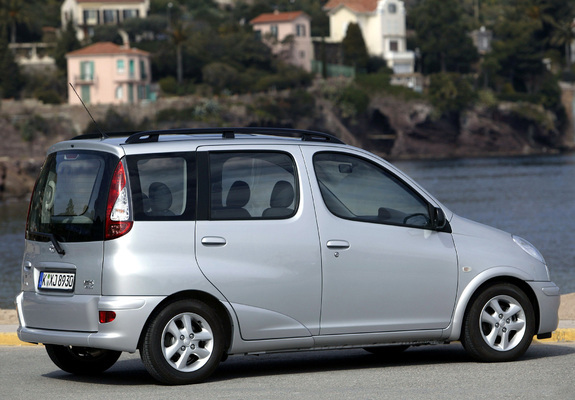 Toyota Yaris Verso 2003–06 pictures