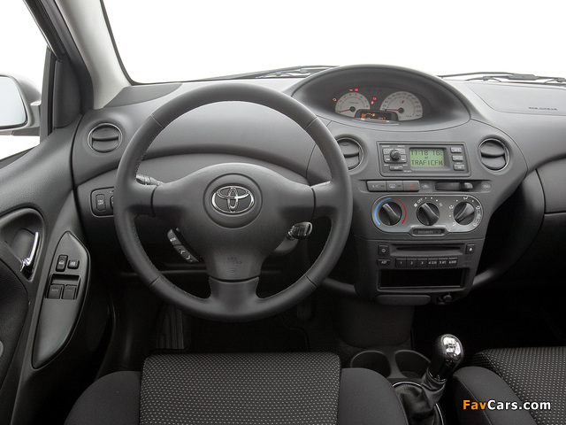Images of Toyota Yaris 3-door 2003–05 (640 x 480)