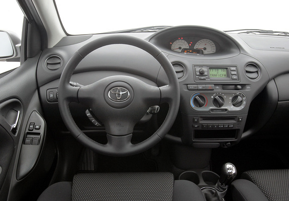 Images of Toyota Yaris 3-door 2003–05