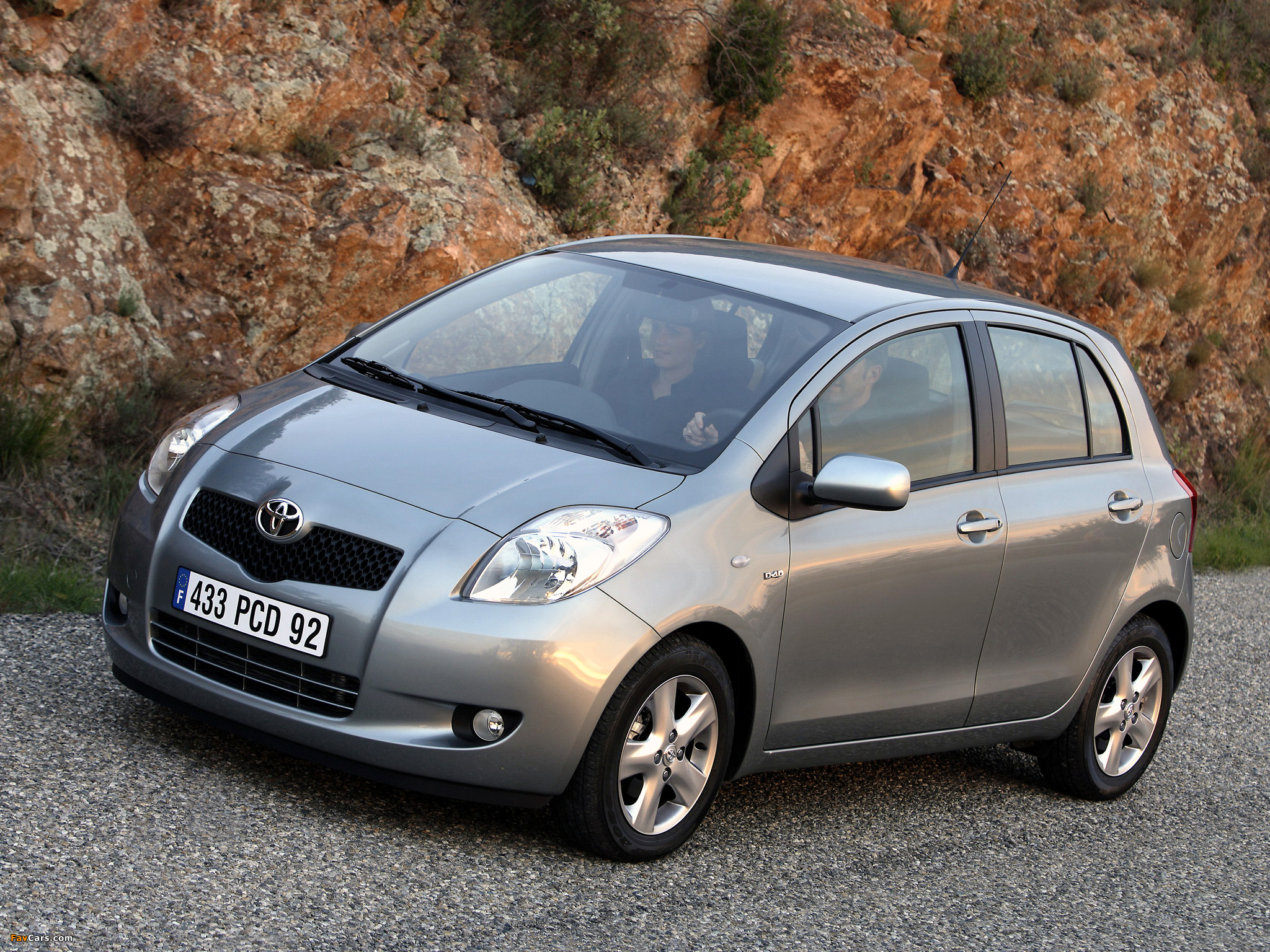 Images of Toyota Yaris 5-door 2005–09 (2048 x 1536)