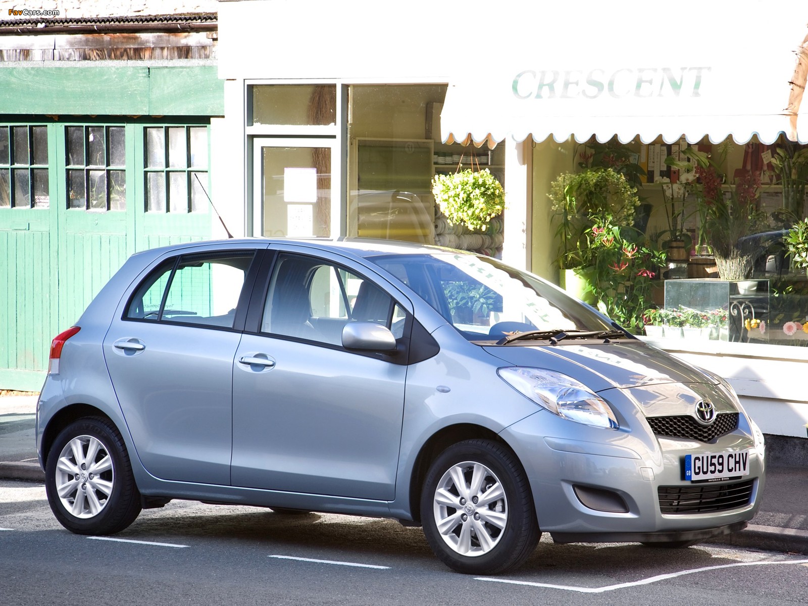 Images of Toyota Yaris 5-door UK-spec 2009–11 (1600 x 1200)