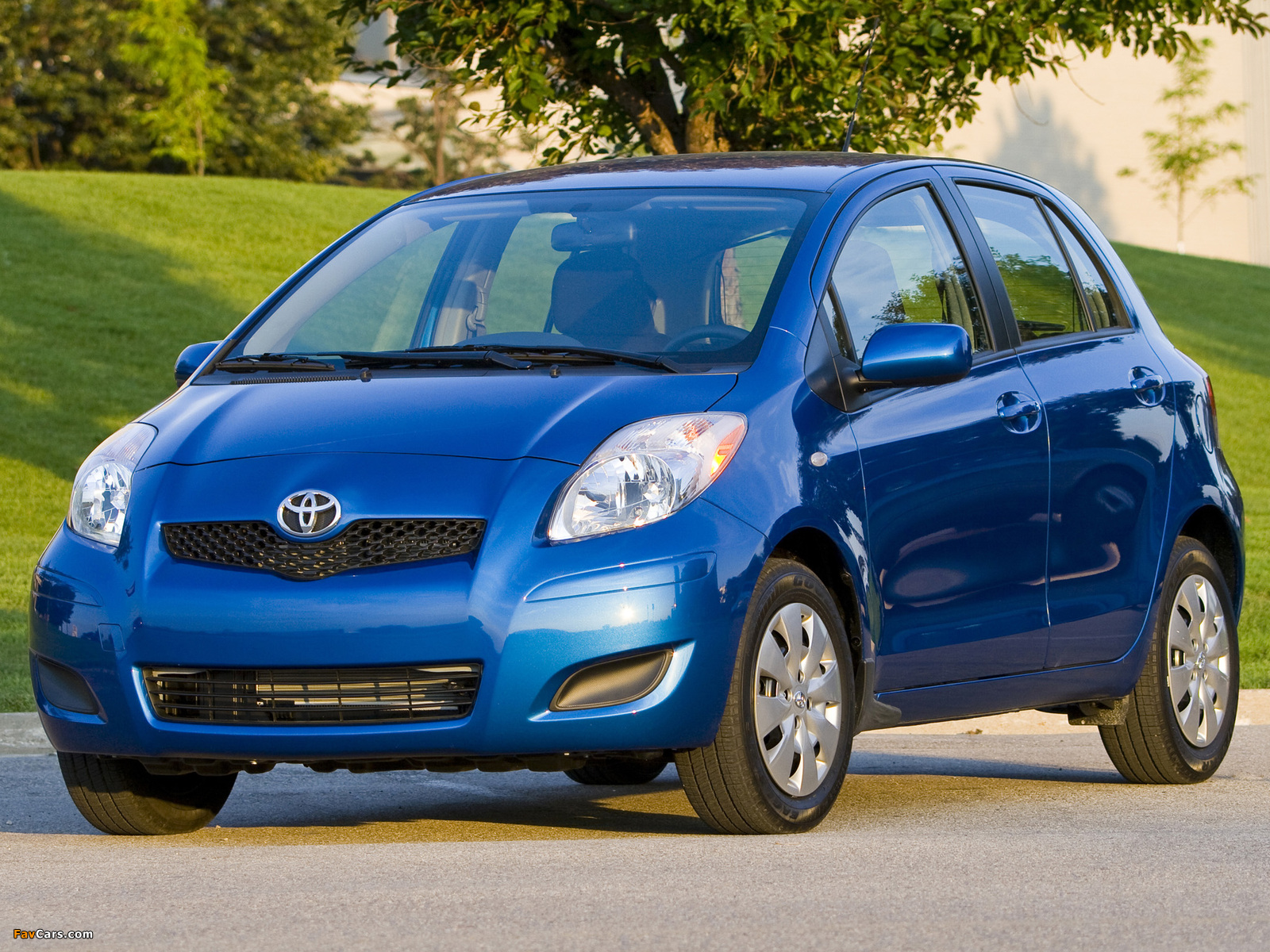 Images of Toyota Yaris 5-door US-spec 2009–11 (1600 x 1200)