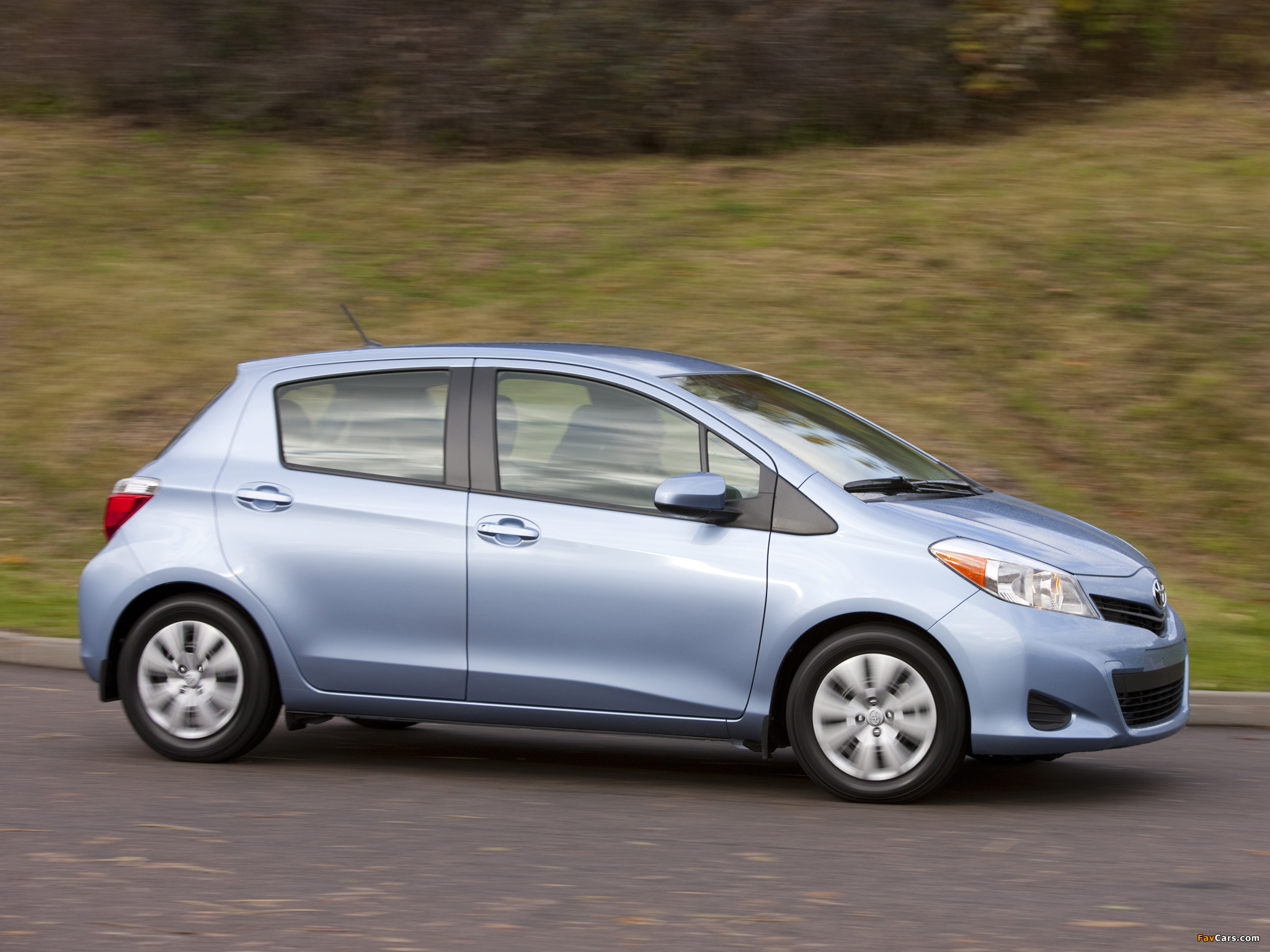 Images of Toyota Yaris LE 5-door US-spec 2011 (2048 x 1536)