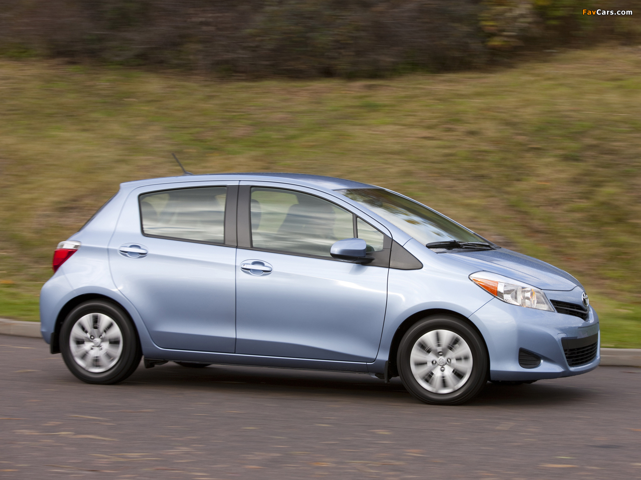 Images of Toyota Yaris LE 5-door US-spec 2011 (1280 x 960)