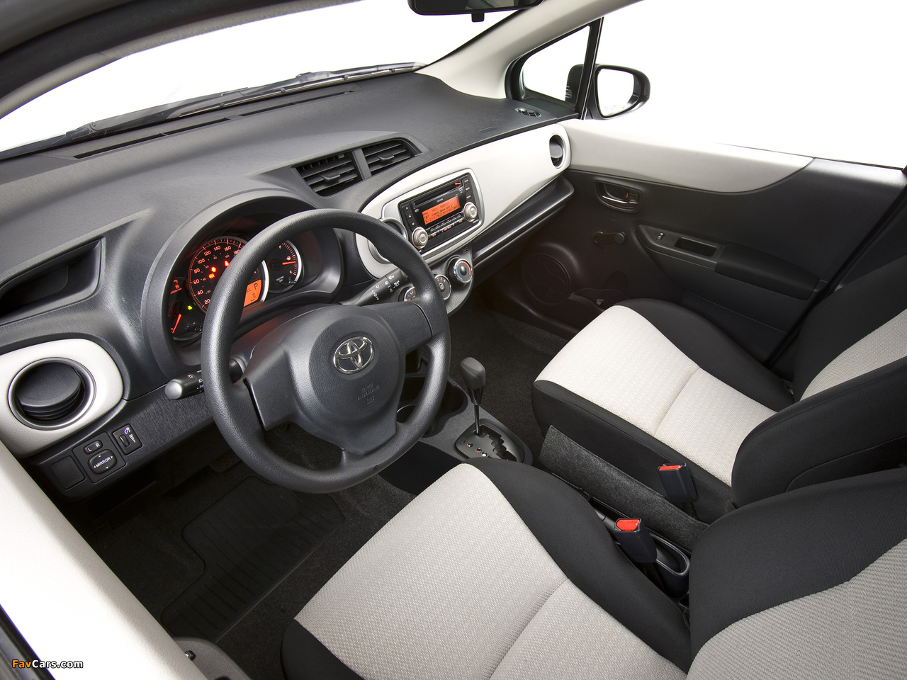 Images of Toyota Yaris LE 5-door US-spec 2011 (1280 x 960)