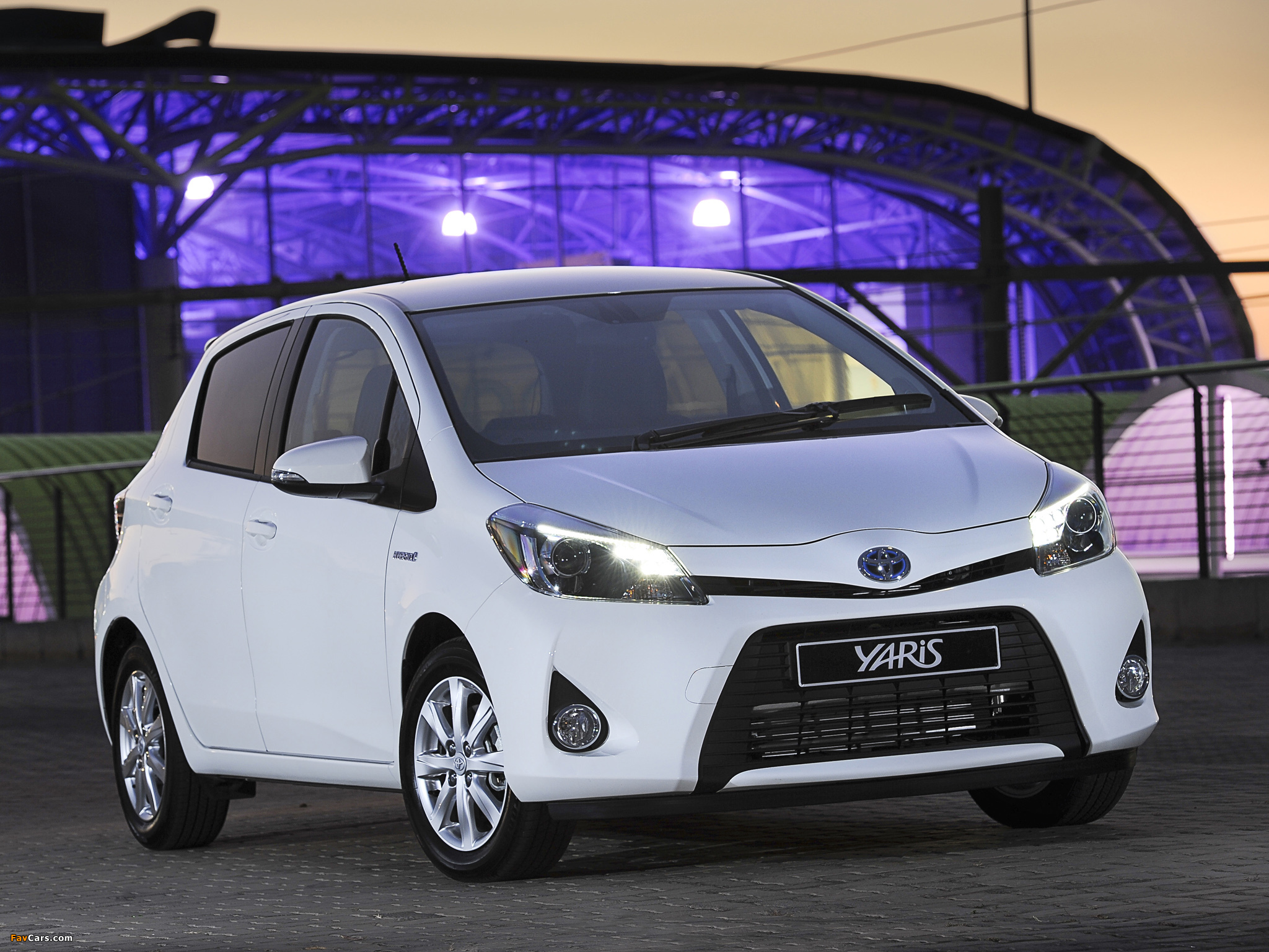 Images of Toyota Yaris Hybrid ZA-spec 2012 (2048 x 1536)