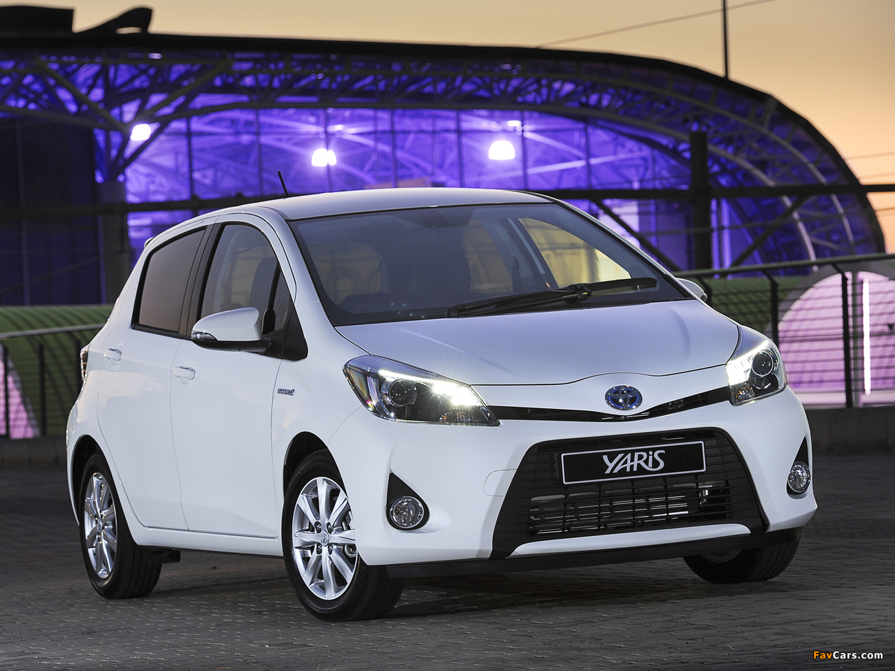 Images of Toyota Yaris Hybrid ZA-spec 2012 (1280 x 960)