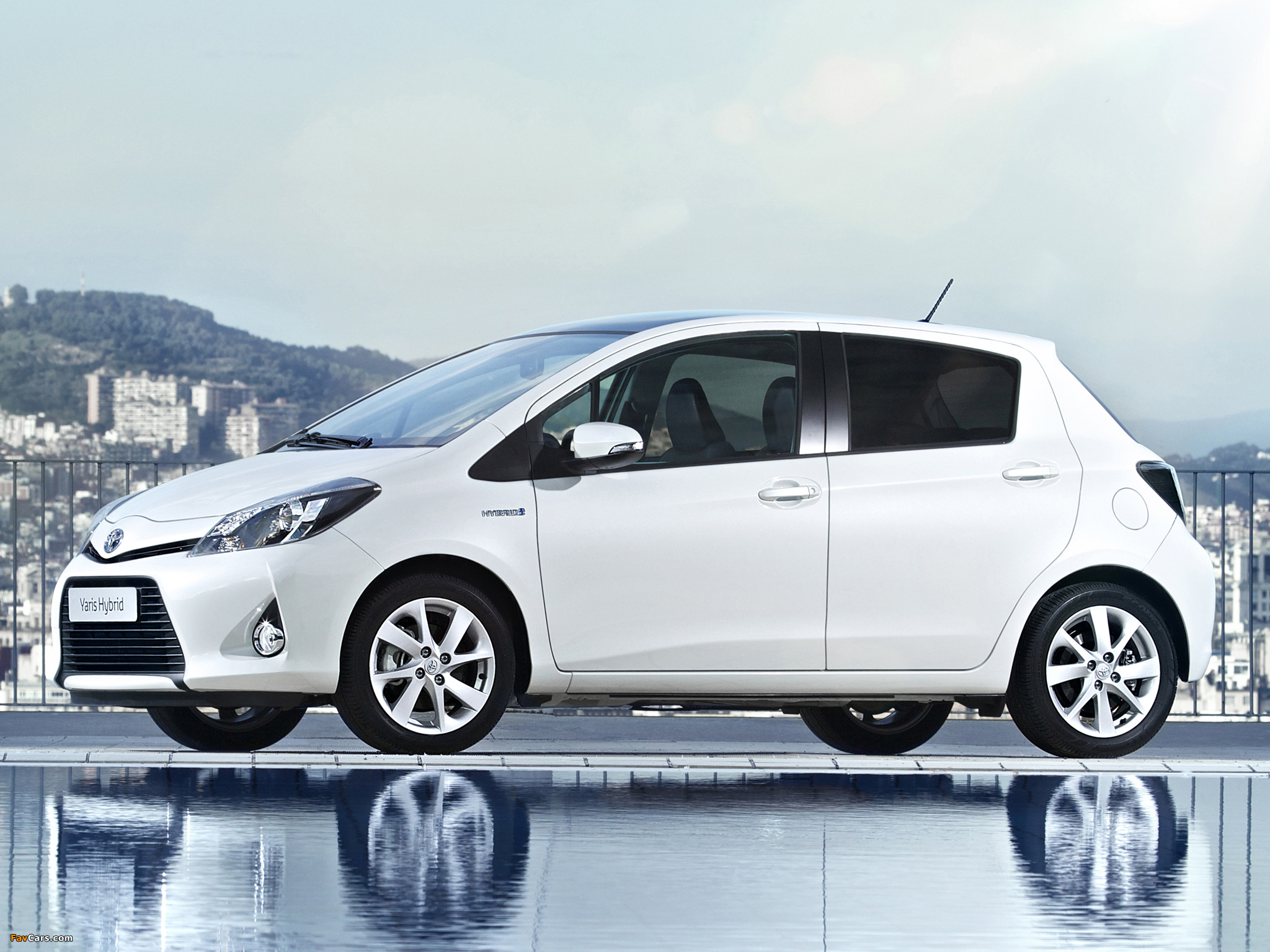 Images of Toyota Yaris Hybrid 2012 (2048 x 1536)