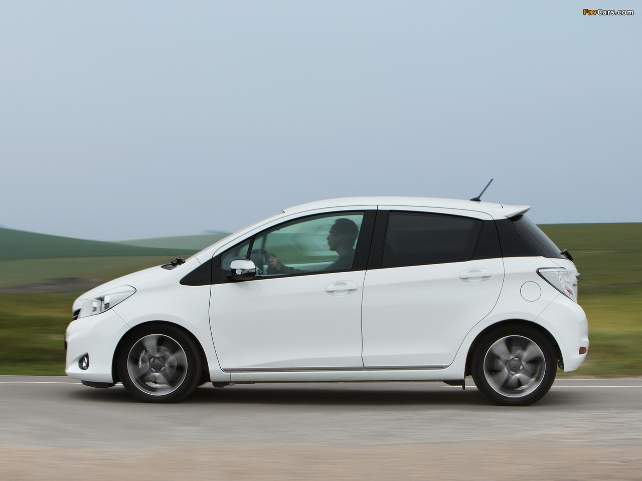 Images of Toyota Yaris Trend 5-door UK-spec 2013 (1280 x 960)