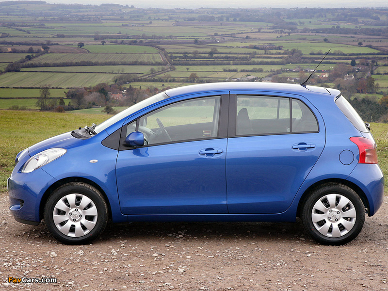 Photos of Toyota Yaris 5-door UK-spec 2005–09 (800 x 600)