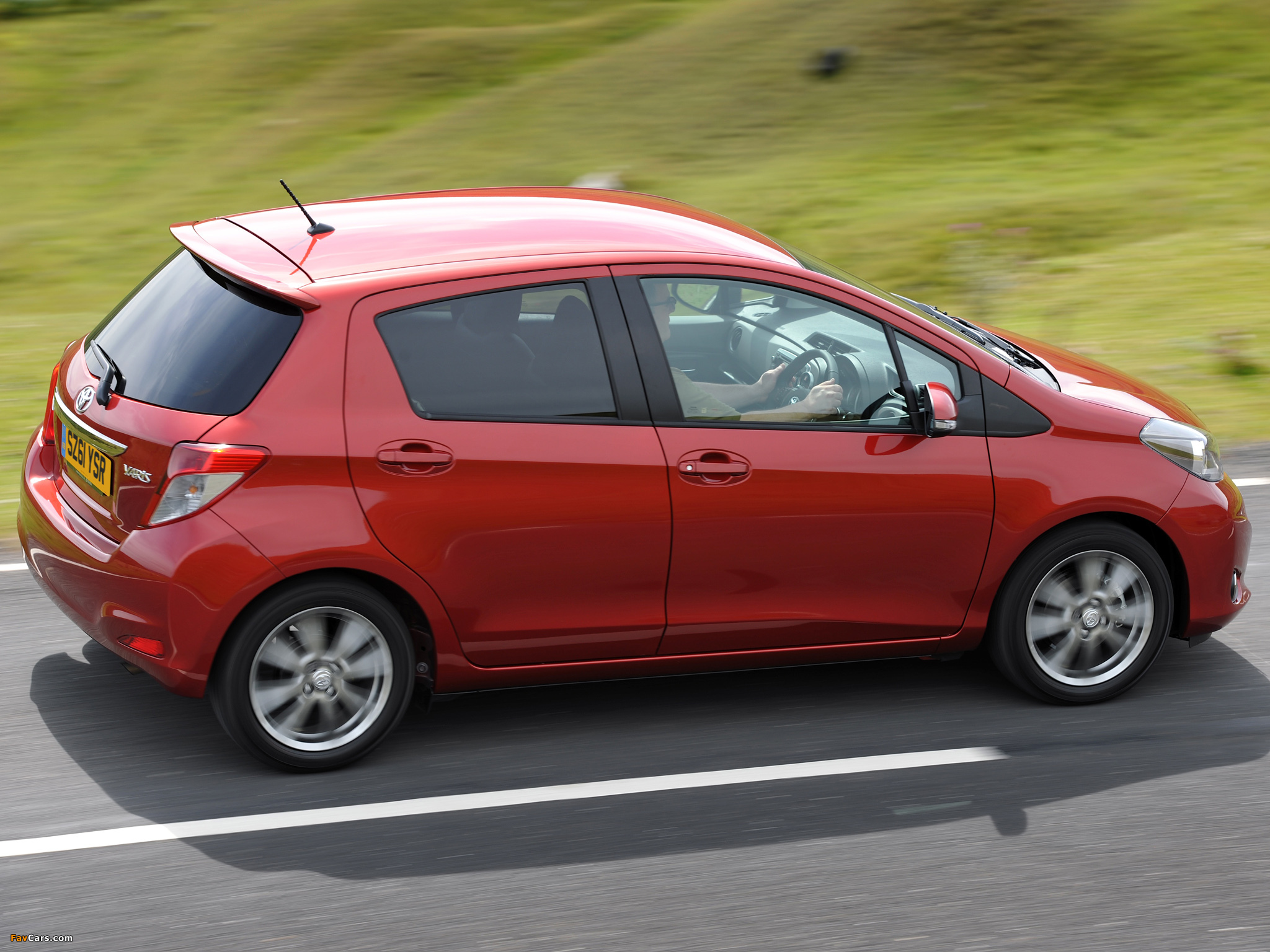 Photos of Toyota Yaris SR 5-door UK-spec 2011 (2048 x 1536)