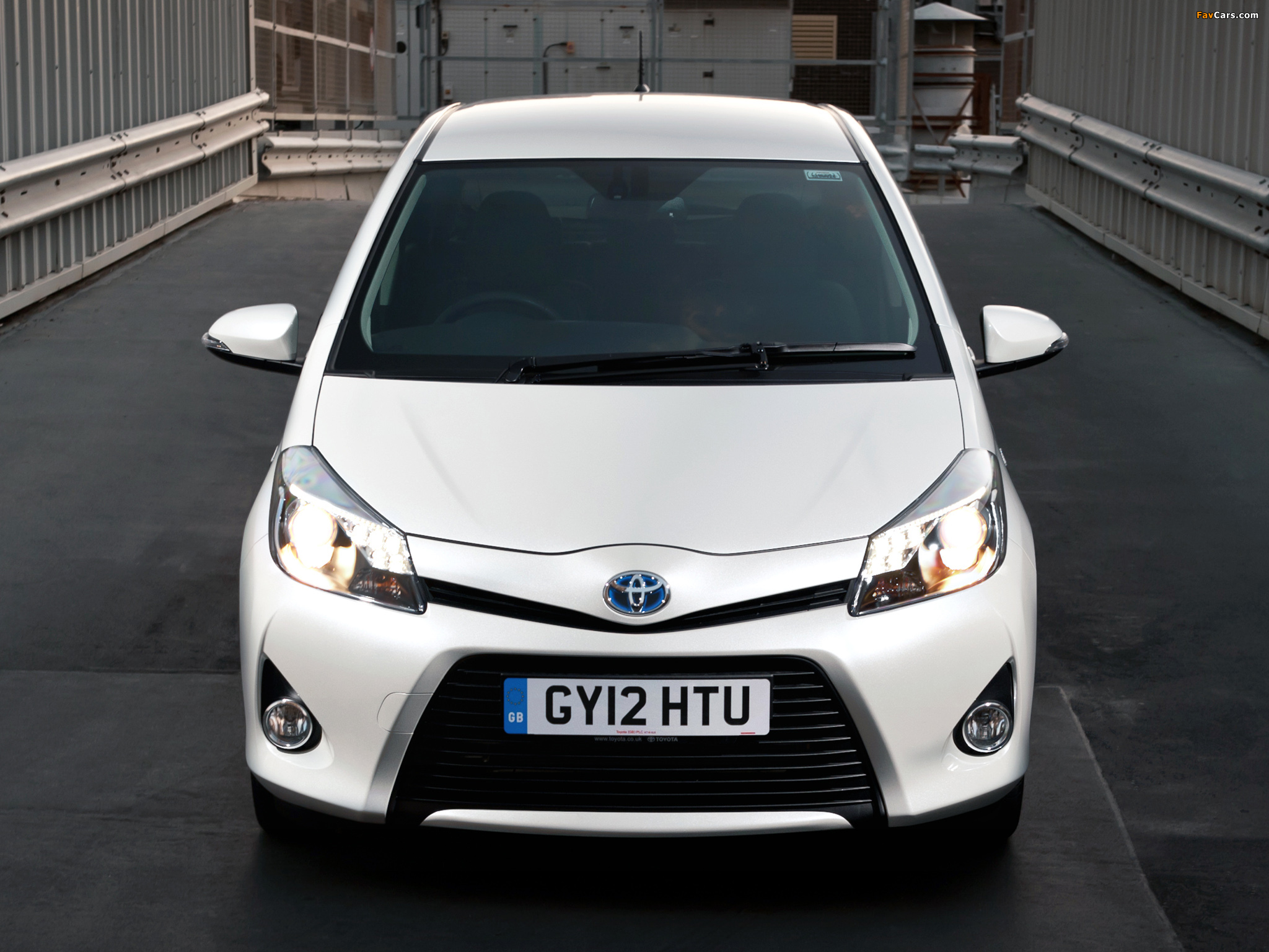 Photos of Toyota Yaris Hybrid UK-spec 2012 (2048 x 1536)