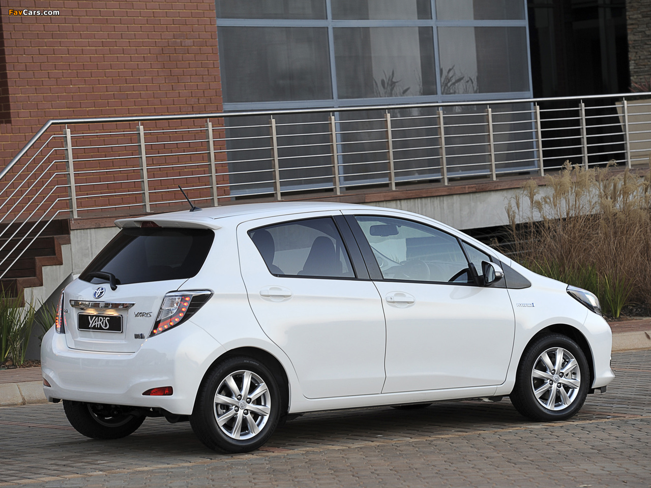 Photos of Toyota Yaris Hybrid ZA-spec 2012 (1280 x 960)