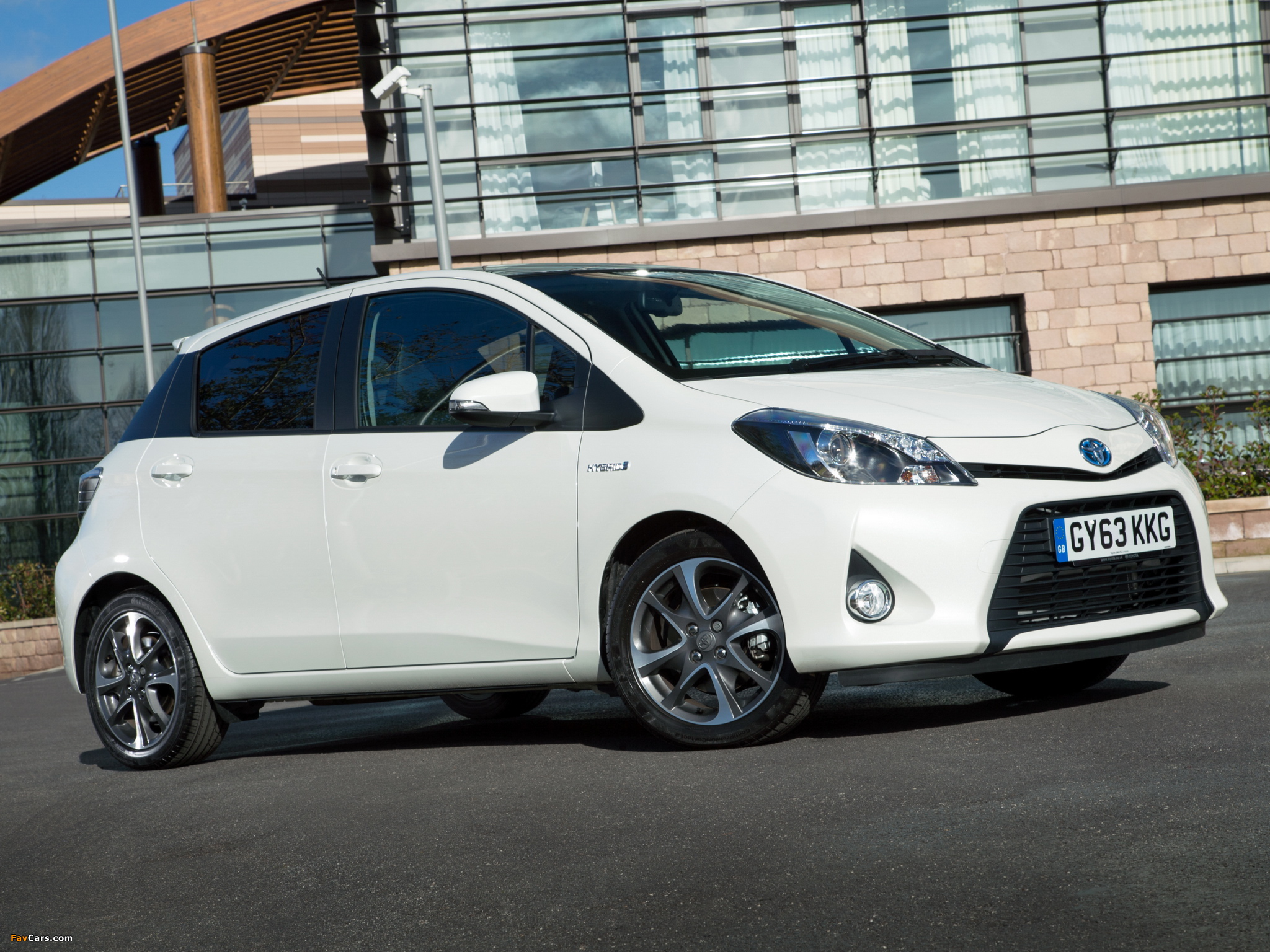 Photos of Toyota Yaris Hybrid Trend UK-spec 2013 (2048 x 1536)