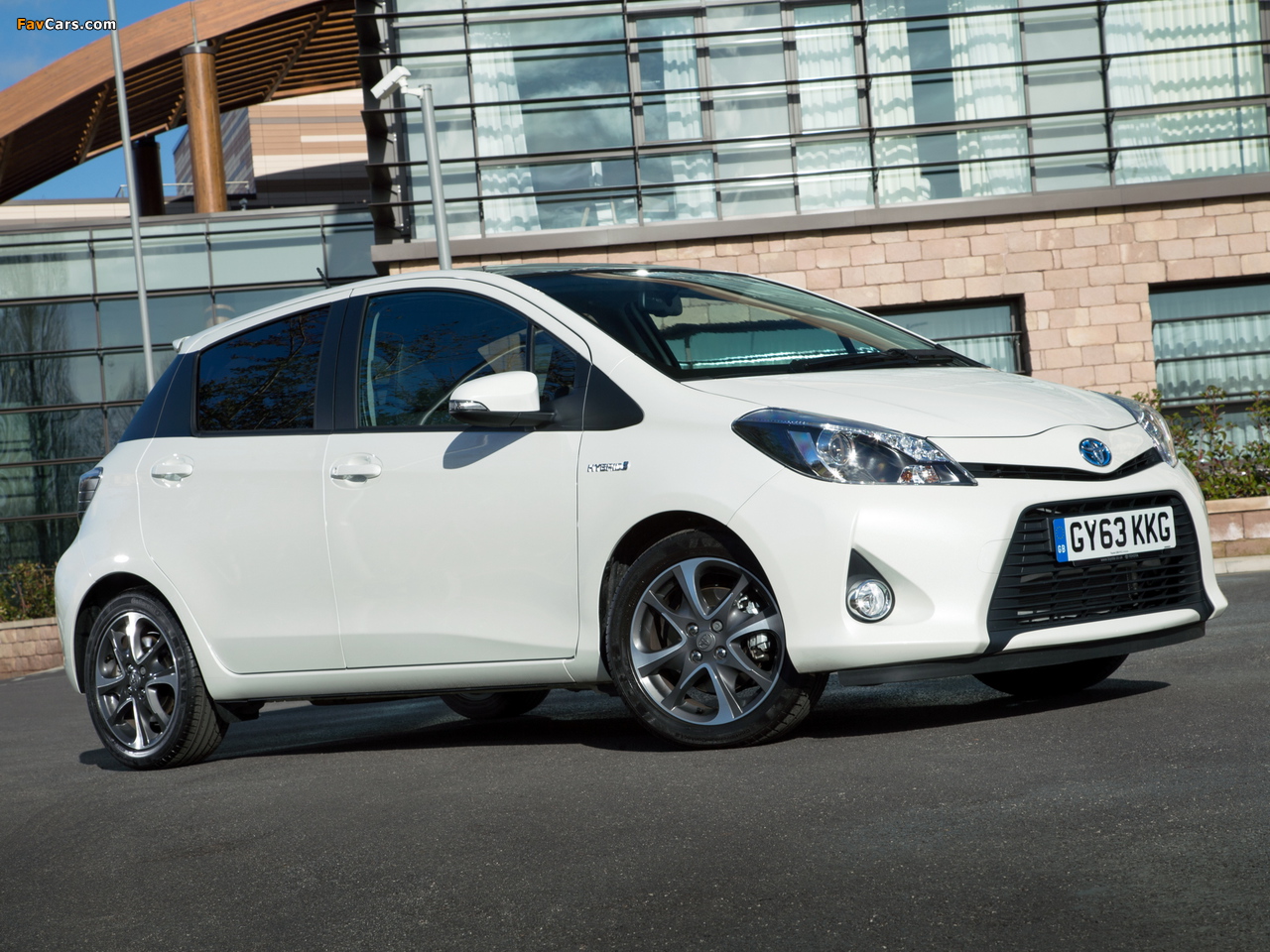 Photos of Toyota Yaris Hybrid Trend UK-spec 2013 (1280 x 960)