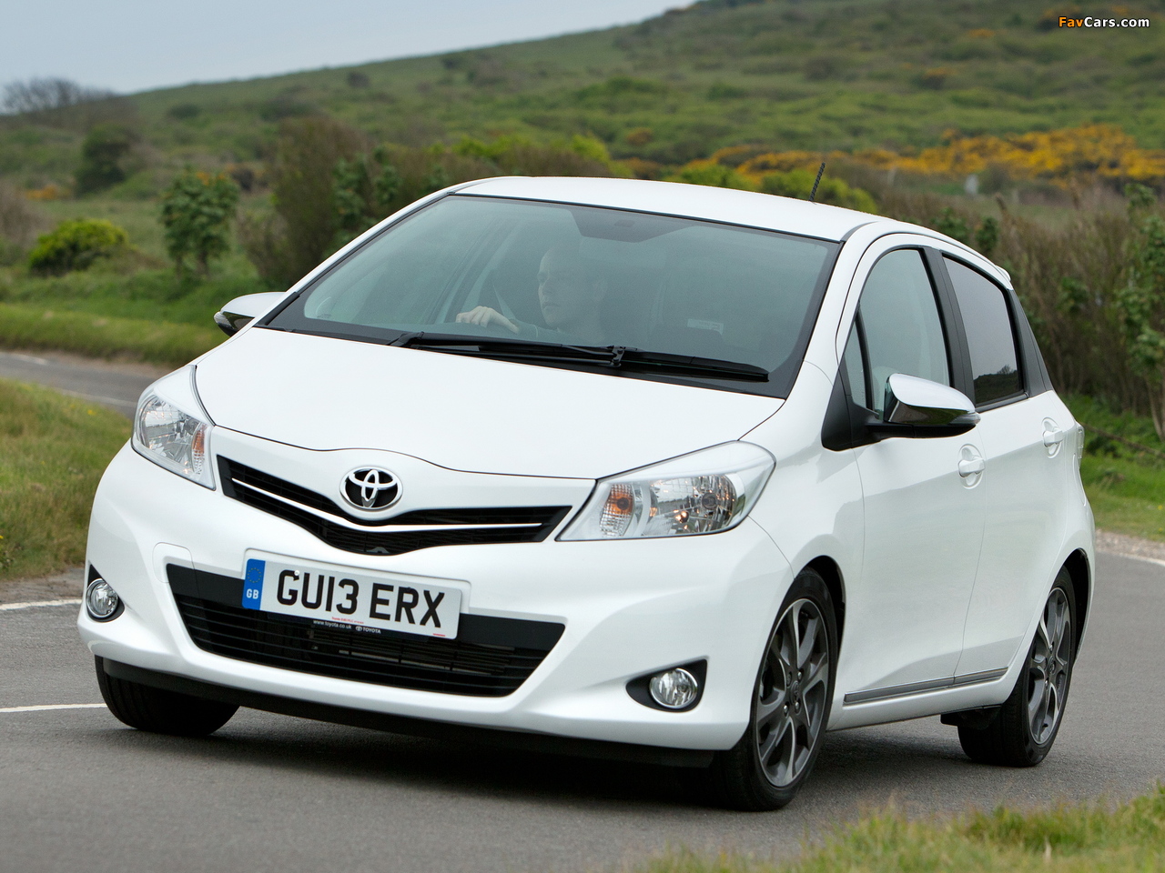 Photos of Toyota Yaris Trend 5-door UK-spec 2013 (1280 x 960)