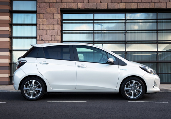 Photos of Toyota Yaris Hybrid Trend UK-spec 2013