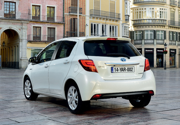 Photos of Toyota Yaris Hybrid 2014