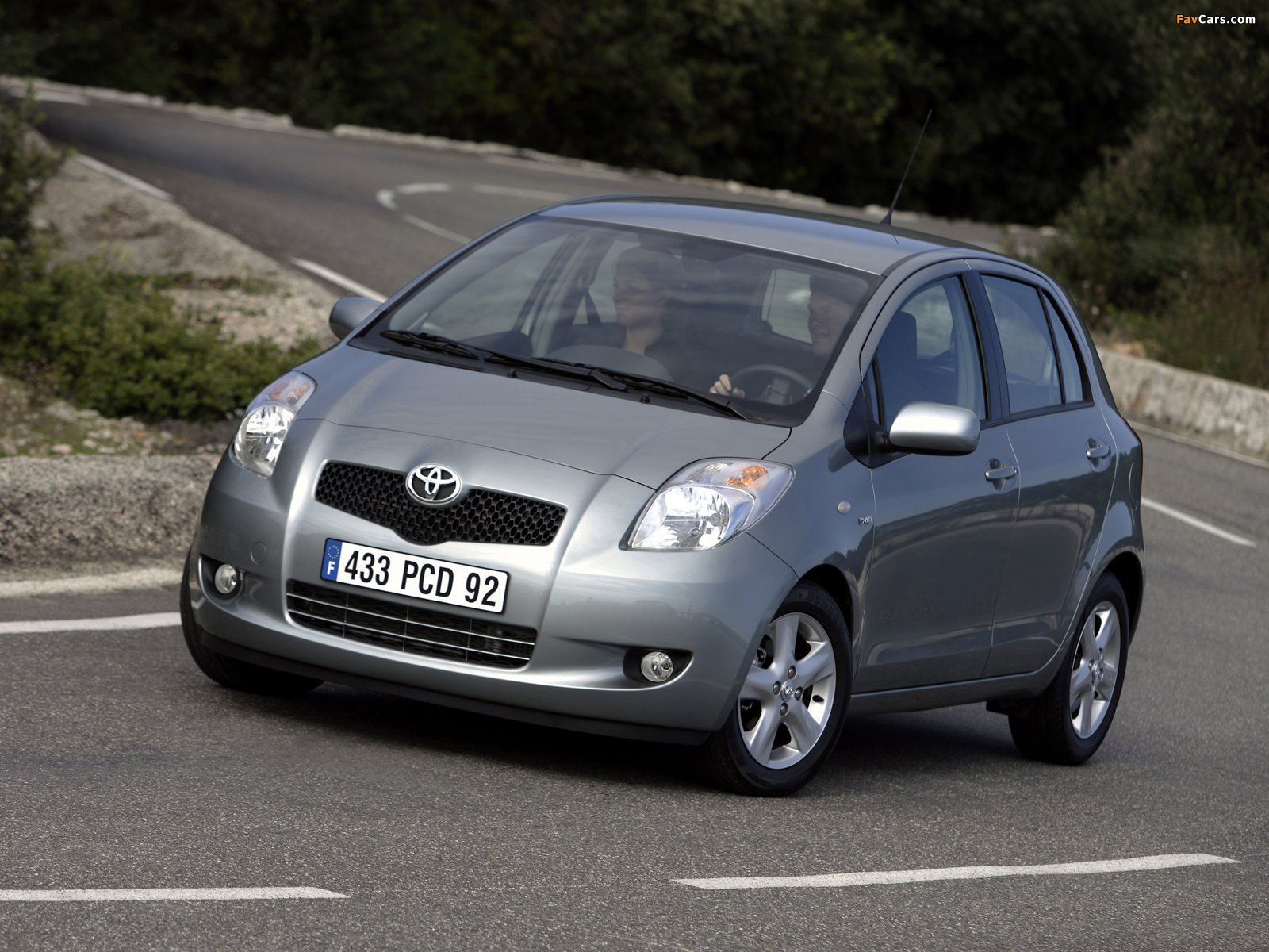 Pictures of Toyota Yaris 5-door 2005–09 (1600 x 1200)