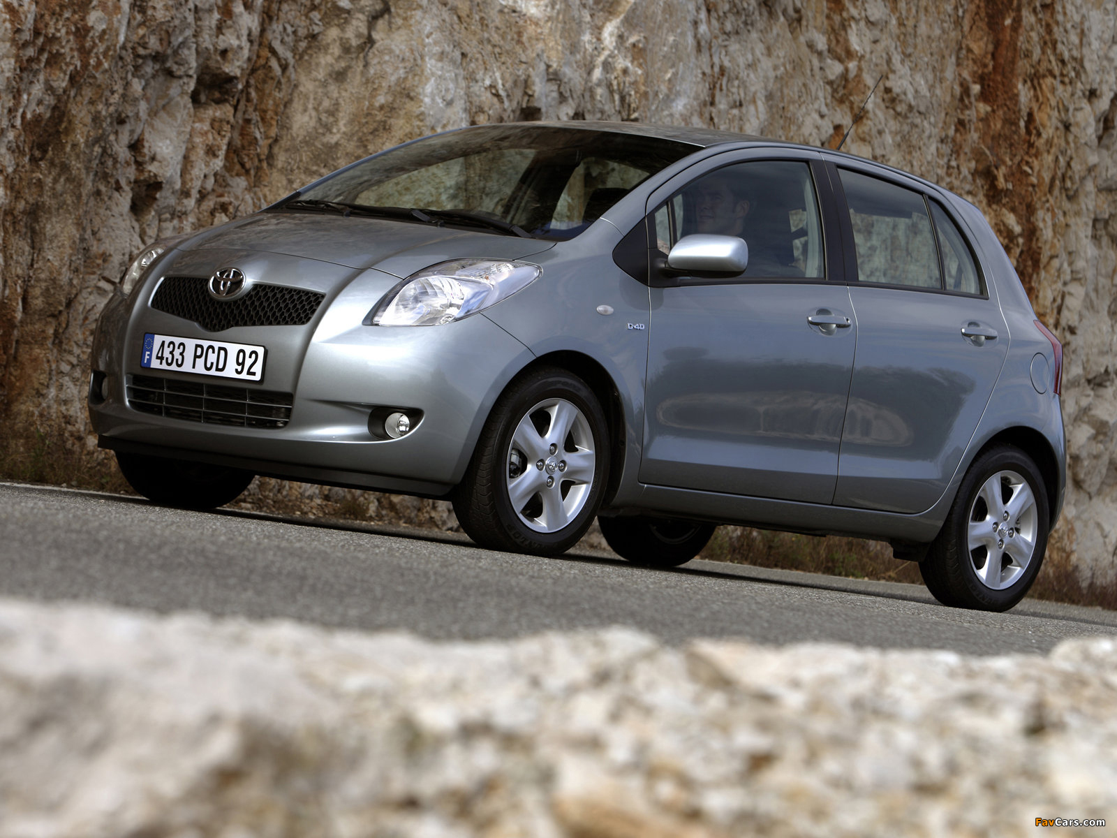 Pictures of Toyota Yaris 5-door 2005–09 (1600 x 1200)