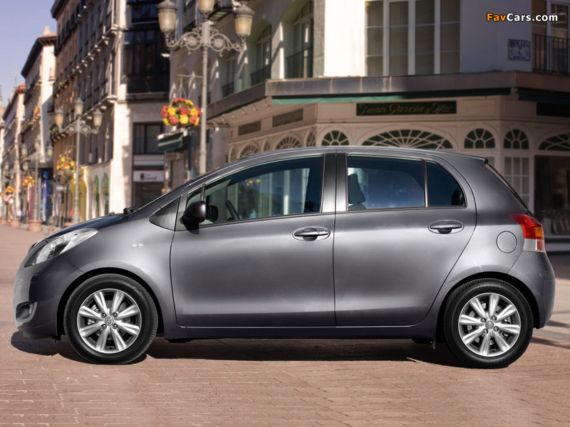 Pictures of Toyota Yaris 5-door 2009–11 (800 x 600)