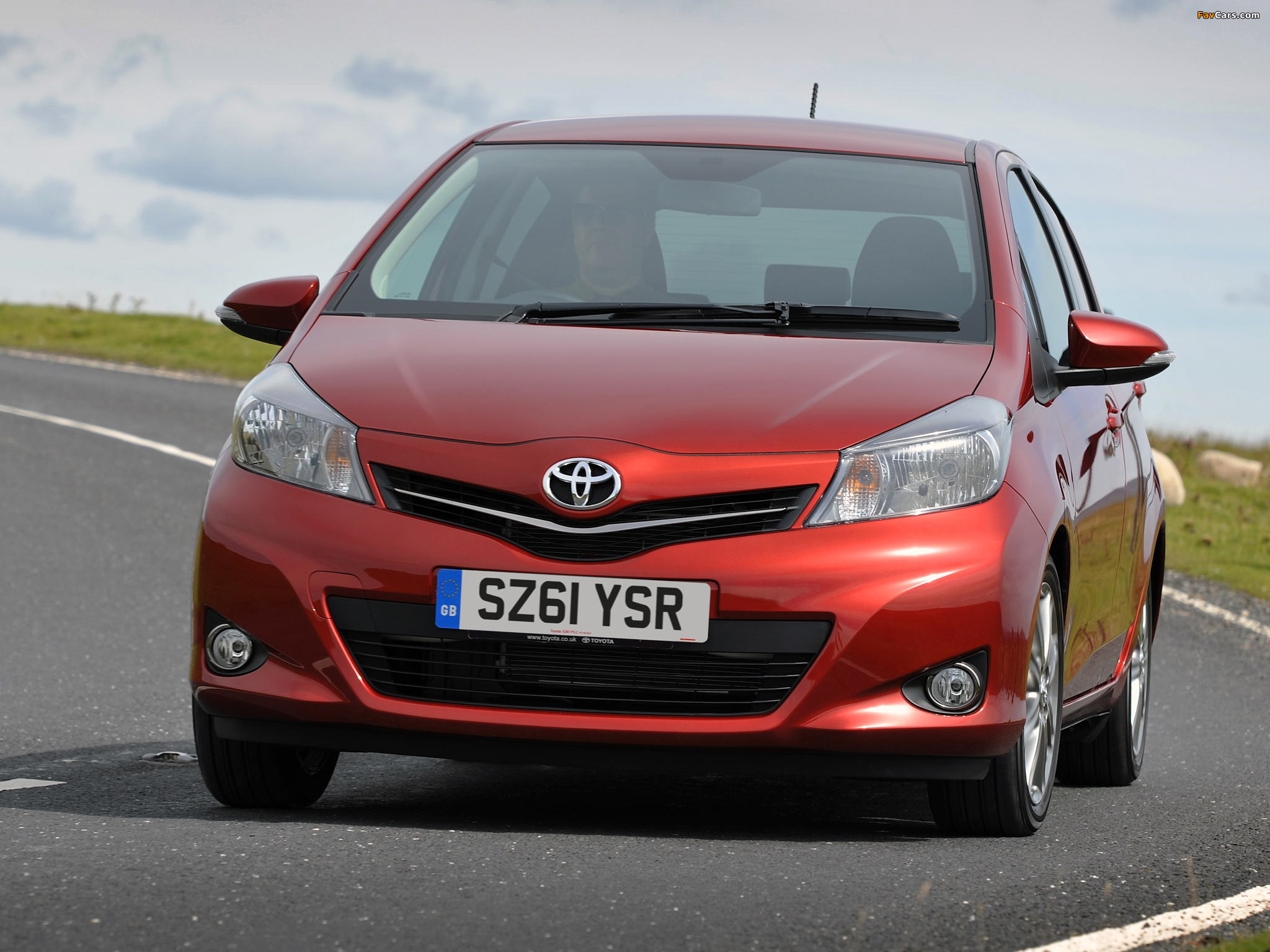 Pictures of Toyota Yaris SR 5-door UK-spec 2011 (2048 x 1536)