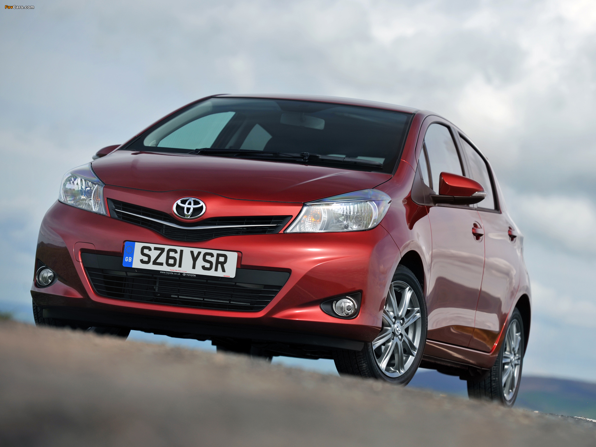 Pictures of Toyota Yaris SR 5-door UK-spec 2011 (2048 x 1536)