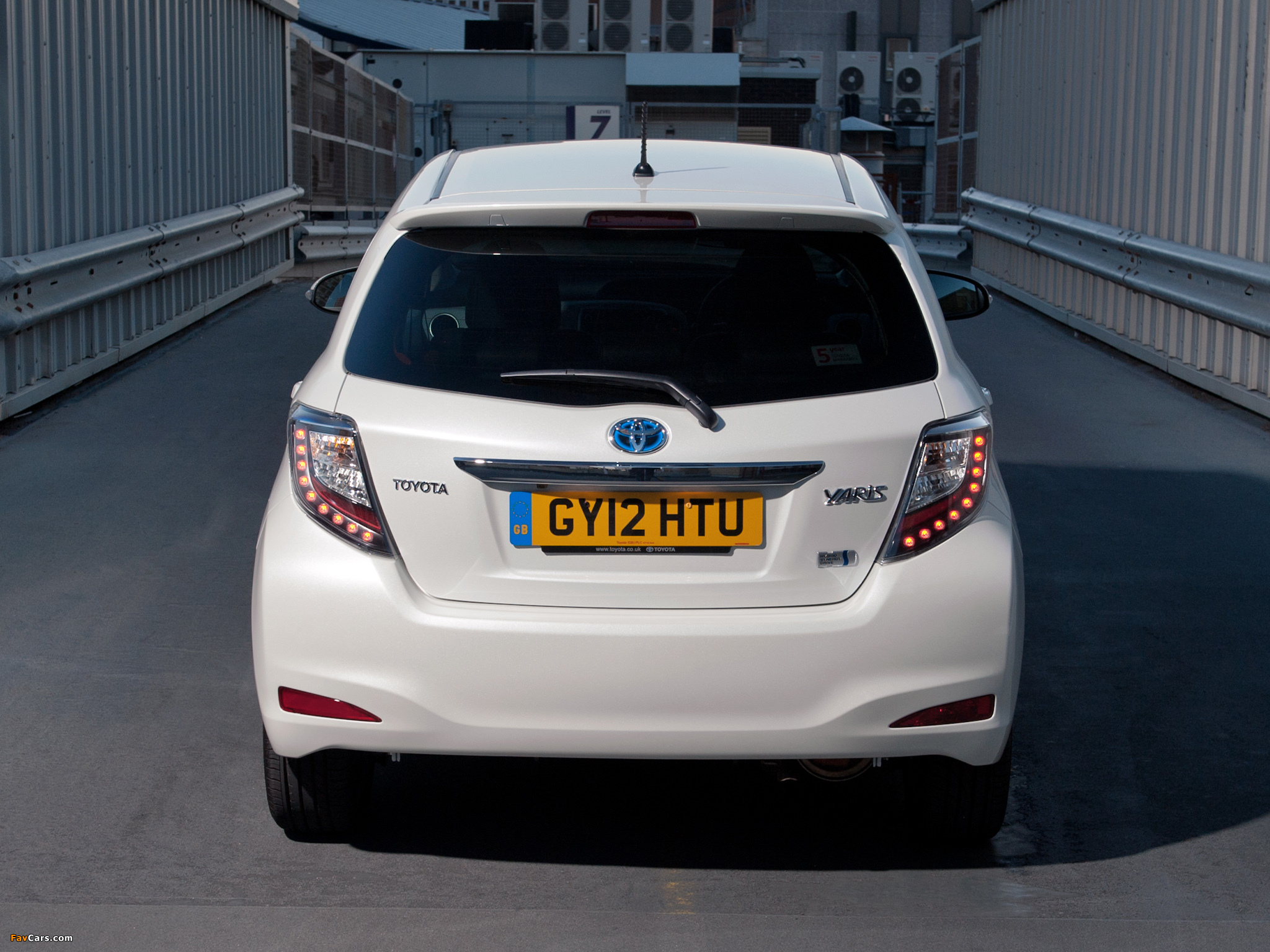 Pictures of Toyota Yaris Hybrid UK-spec 2012 (2048 x 1536)