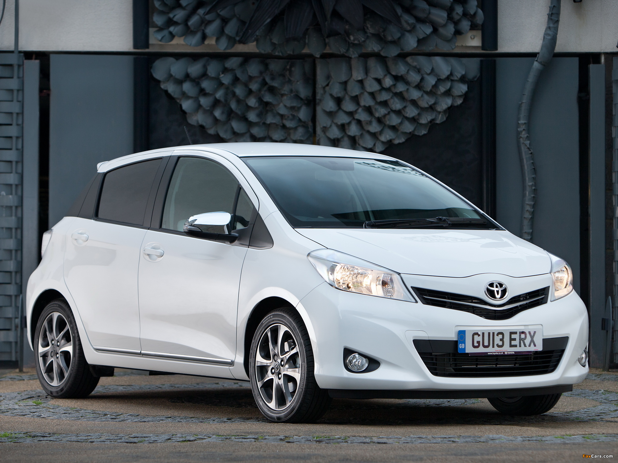 Pictures of Toyota Yaris Trend 5-door UK-spec 2013 (2048 x 1536)