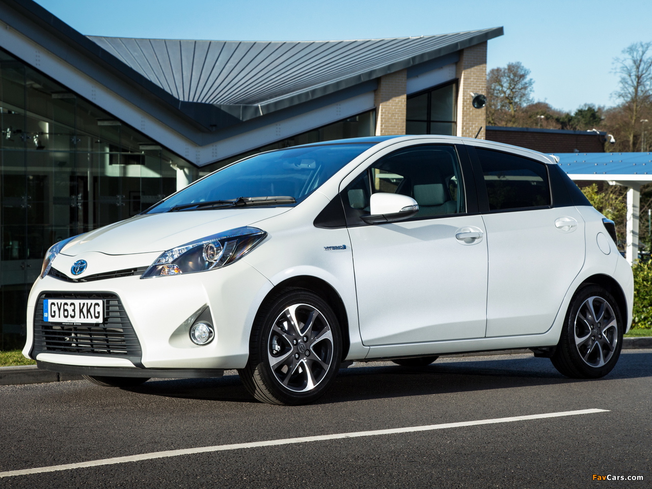 Pictures of Toyota Yaris Hybrid Trend UK-spec 2013 (1280 x 960)