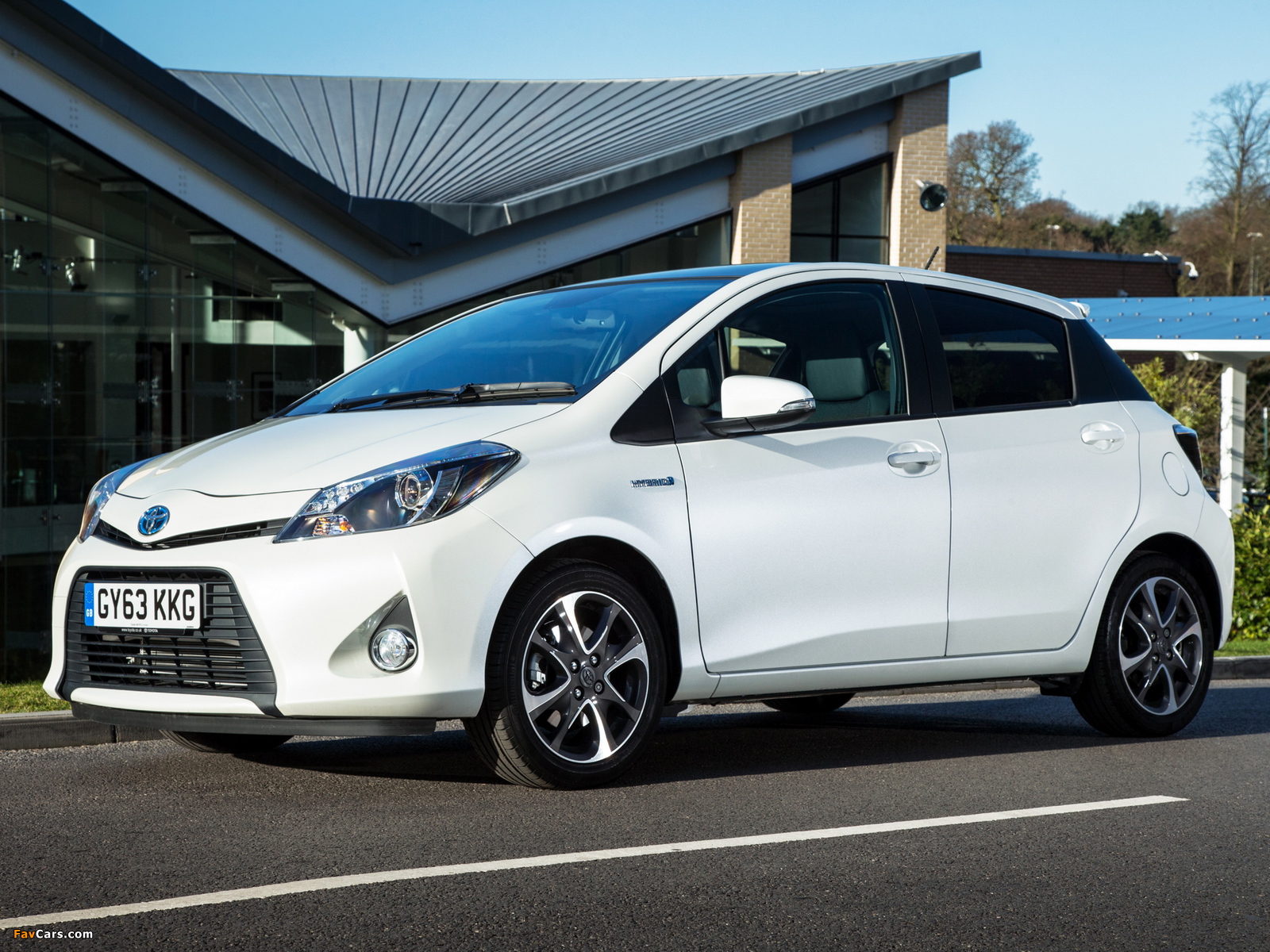 Pictures of Toyota Yaris Hybrid Trend UK-spec 2013 (1600 x 1200)