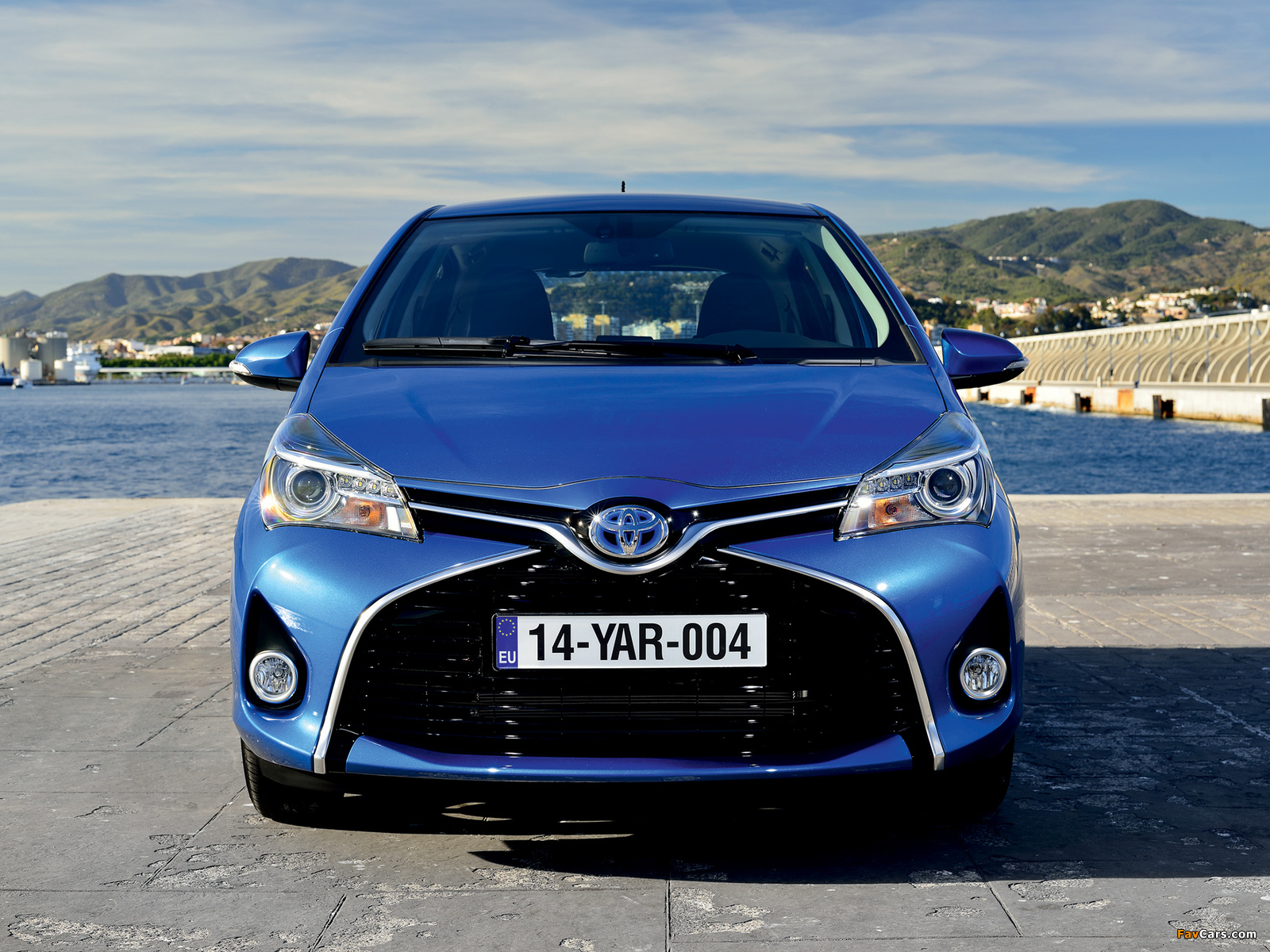 Pictures of Toyota Yaris Hybrid 2014 (1600 x 1200)