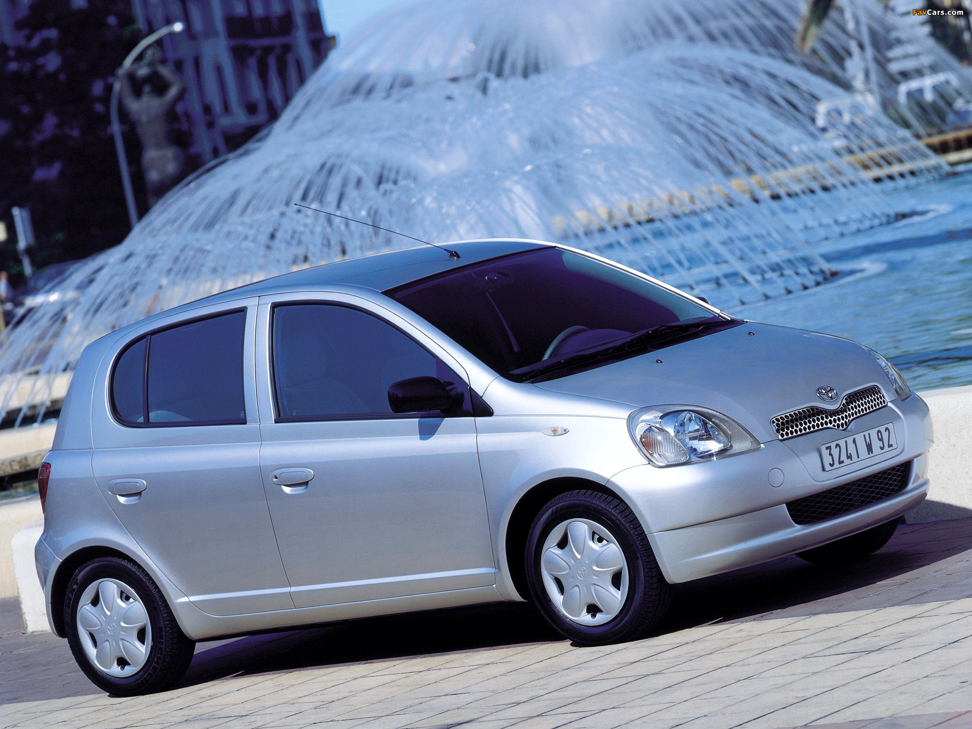 Toyota Yaris 5-door 1999–2003 wallpapers (1920 x 1440)