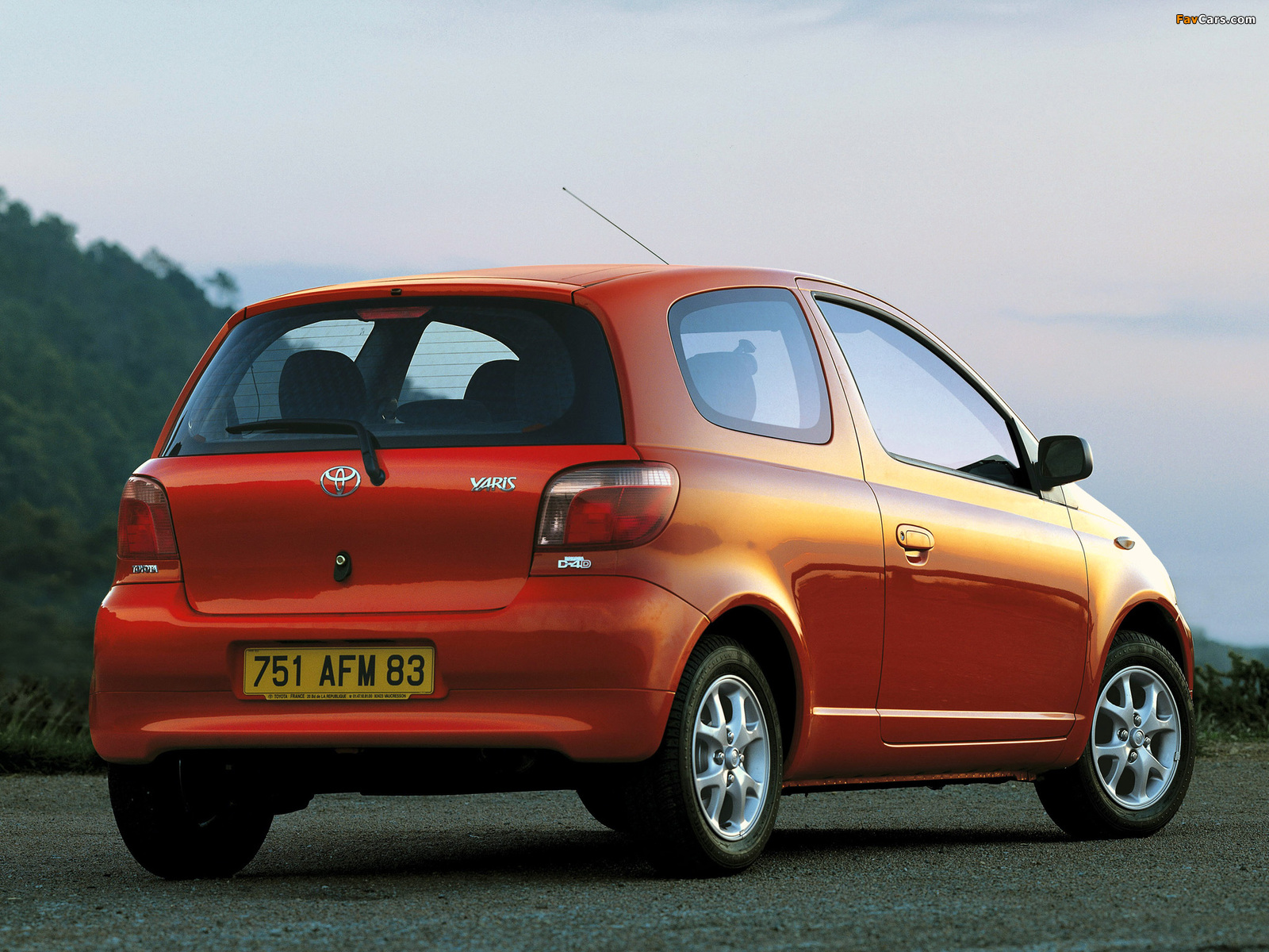 Toyota Yaris 3-door 1999–2003 wallpapers (1600 x 1200)