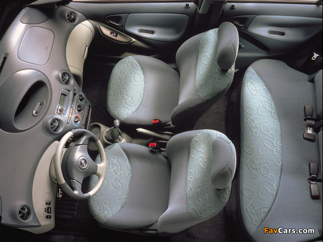 Toyota Yaris T-Sport 2001–03 wallpapers (640 x 480)