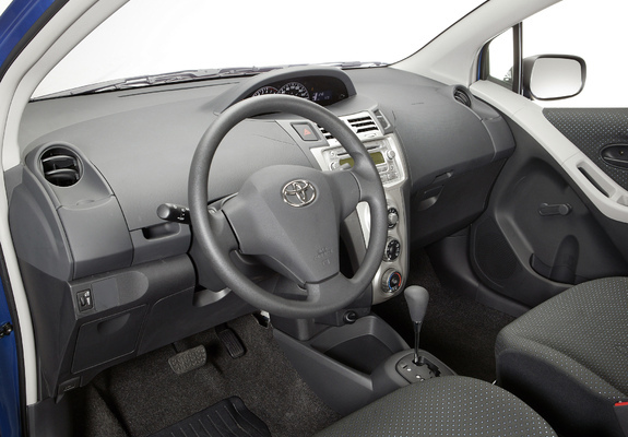 Toyota Yaris 3-door US-spec 2005–09 photos