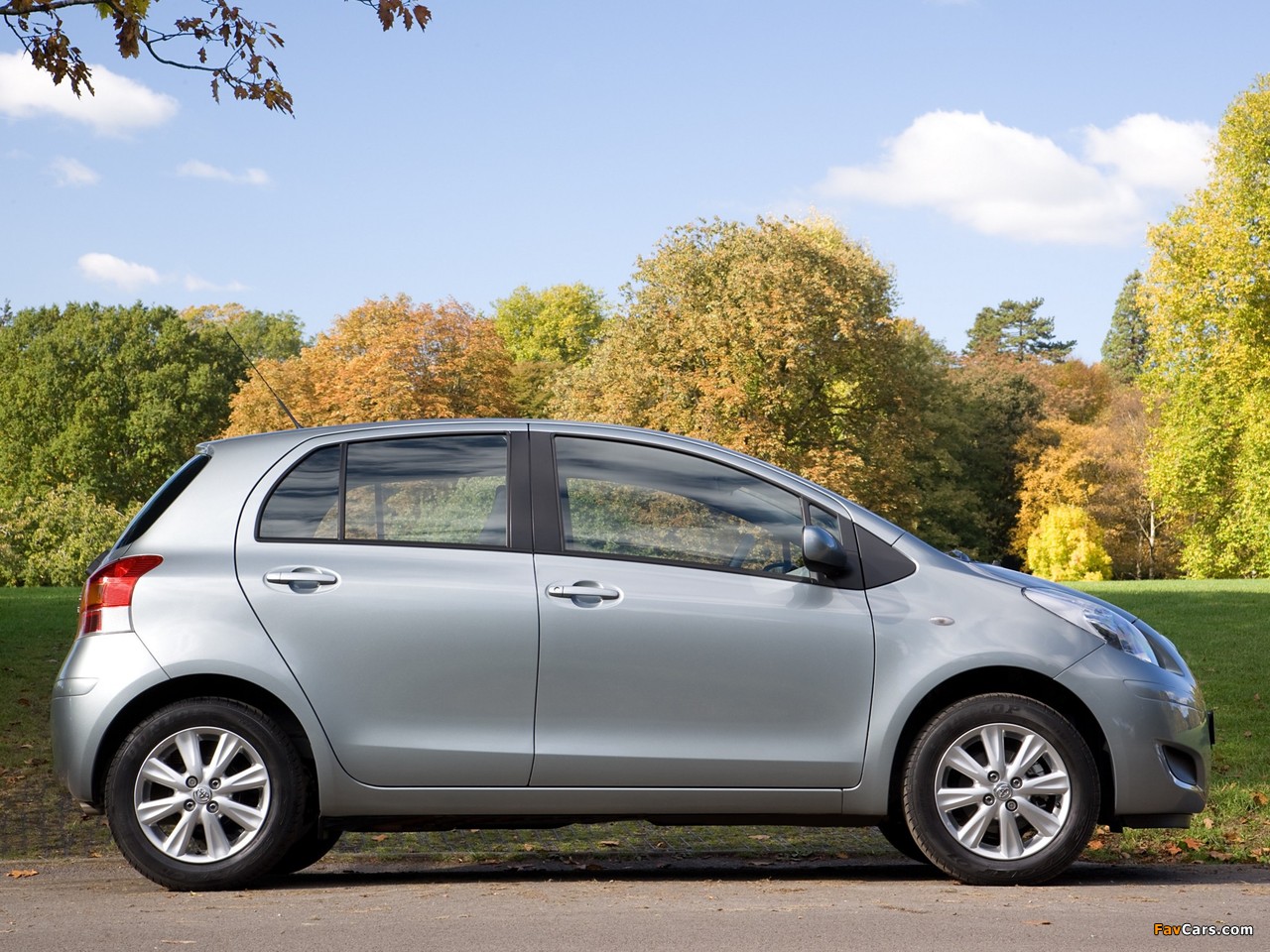 Toyota Yaris 5-door UK-spec 2009–11 photos (1280 x 960)