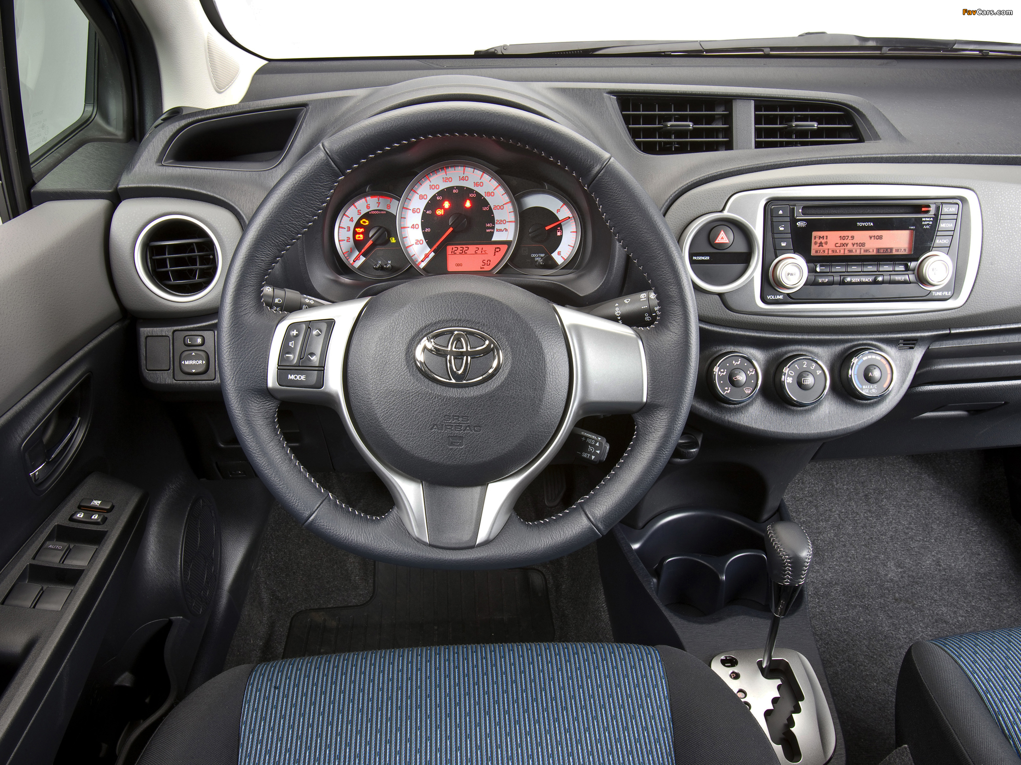 Toyota Yaris SE 5-door US-spec 2011 photos (2048 x 1536)