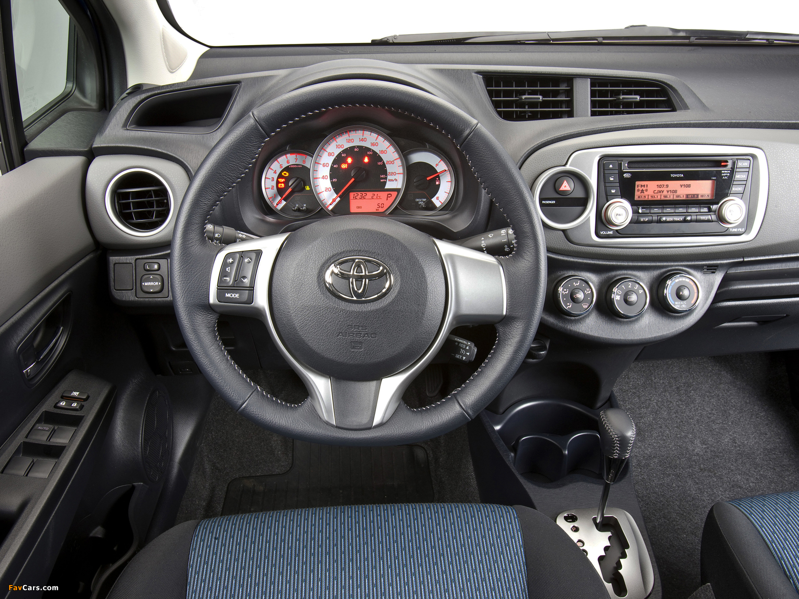 Toyota Yaris SE 5-door US-spec 2011 photos (1600 x 1200)