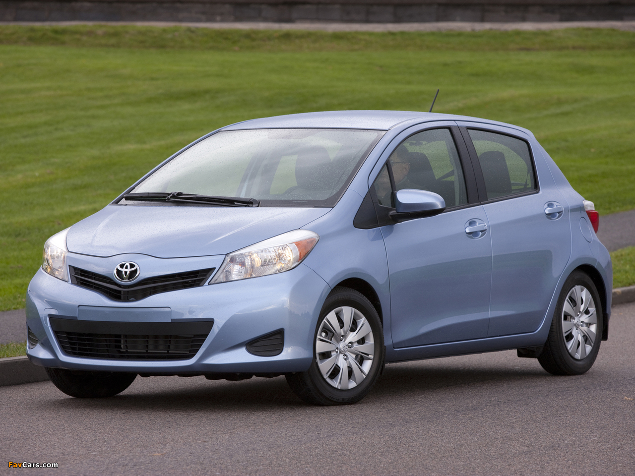 Toyota Yaris LE 5-door US-spec 2011 pictures (1280 x 960)